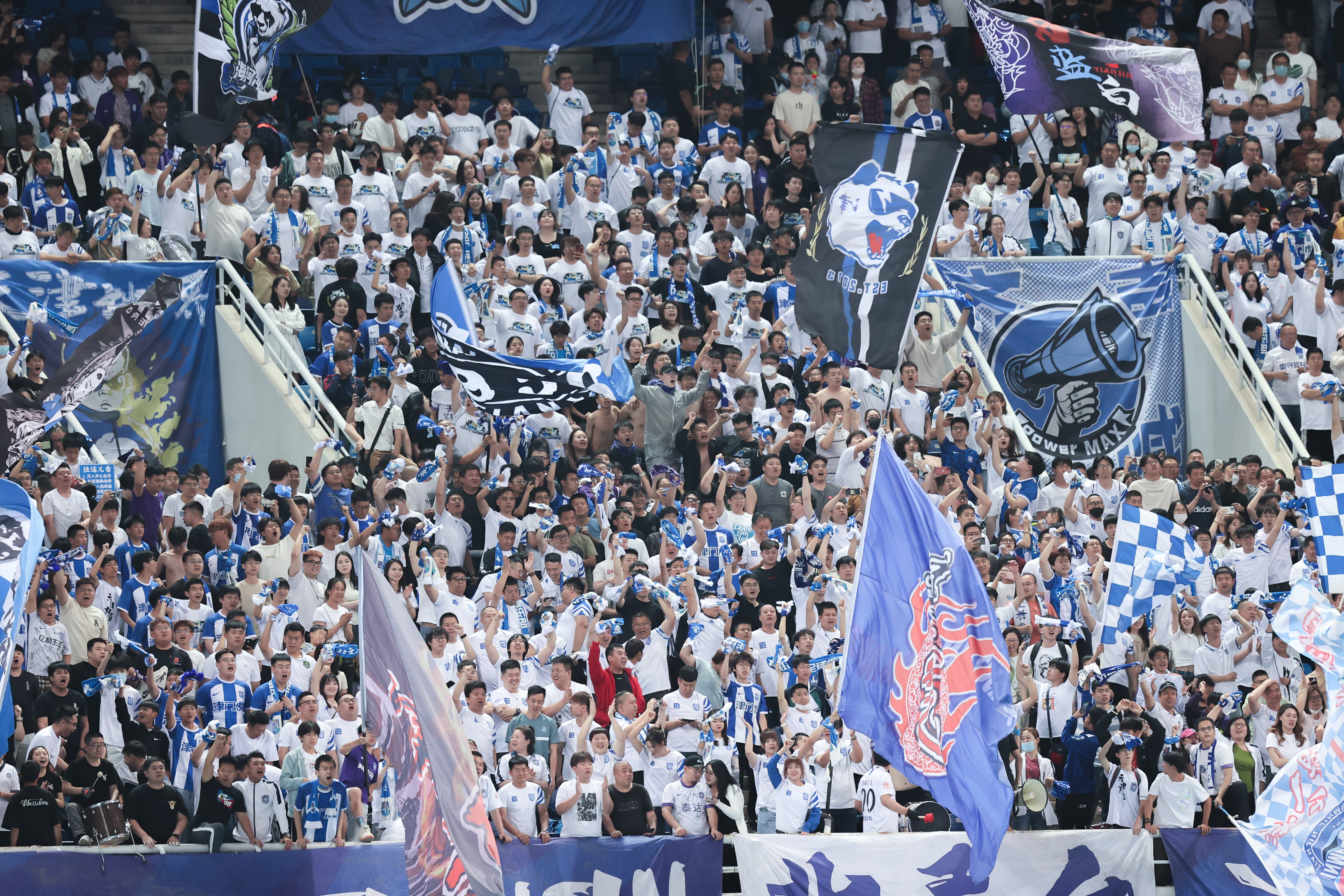 76人球星三分绝杀，全场观众热烈欢呼，大家部门.